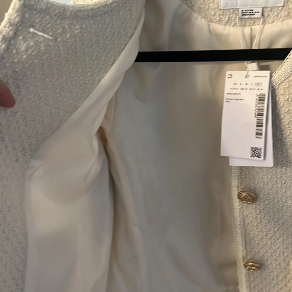 Cream Gold Cropped Blazer with Textured Fabric - Picture 6 of 9